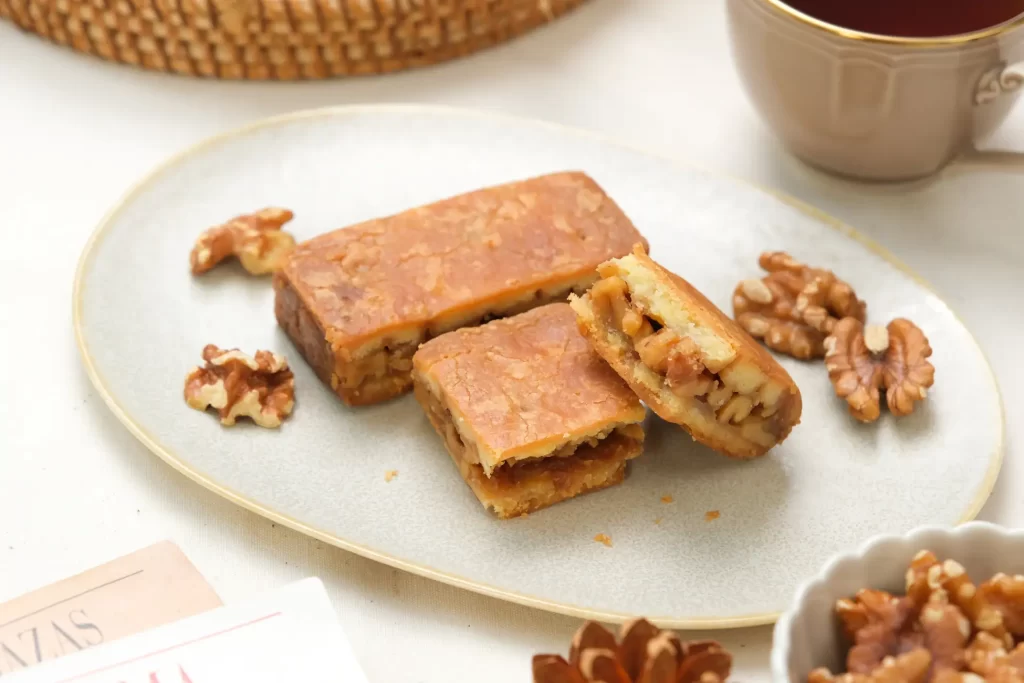 スナックミー、スイスの伝統菓子「エンガディナー」を期間限定発売 くるみとキャラメルヌガーが織りなす濃厚な味わい